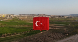 Dünyanın en büyük bayrak figürlü balonu