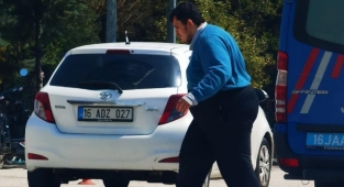 Engelli genç annesini bıçakladı