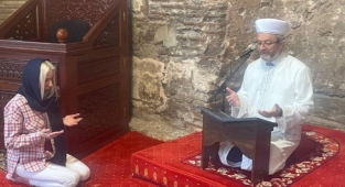 Ezan sesinden etkilenen Ukraynalı kadın Müslüman oldu