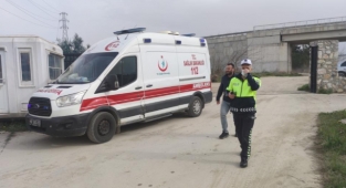 Fabrika yangınında bir itfaiye eri yaralandı