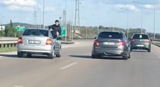 Fotoğraf çekmek için canını tehlikeye attı, o anlar kamerada