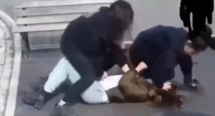 Genç kıza tekme ve yumruklarla saldırdılar