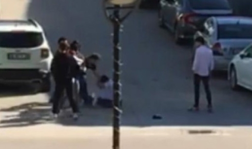 Gençlerin yumruklu kavgası kamerada