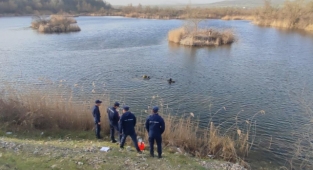 Gölete uçan araçtan cansız bedeni çıkarıldı