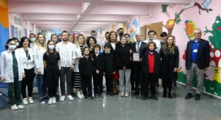 Harçlıklarını biriktirip çocuk kliniğine bağışladılar