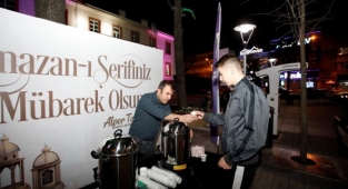 İftar sonrası çaylar İnegöl Belediyesinden