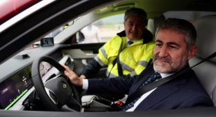 İki Bakan 'TOGG'un direksiyonuna geçti