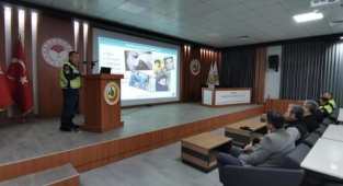 Jandarmadan kamu araç sürücülerine güvenli sürüş eğitimi