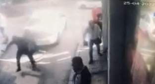 Kadını çocuklarının gözü önünde böyle darp ettiler