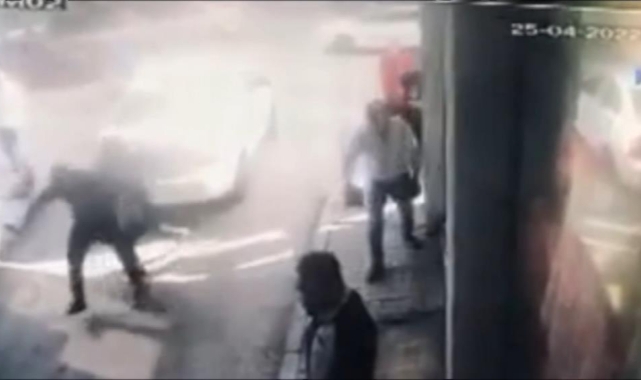 Kadını çocuklarının gözü önünde böyle darp ettiler