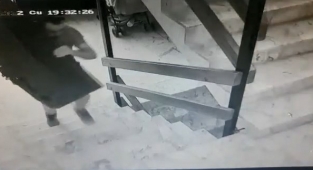 Kameralara aldırmadan televizyonu böyle çaldı