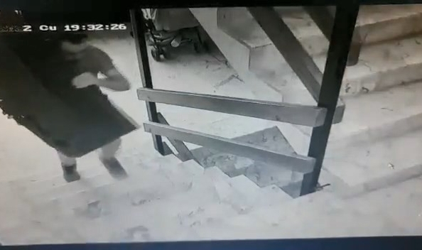 Kameralara aldırmadan televizyonu böyle çaldı