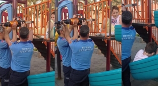 Kaydırak demirlerine sıkışan çocuğu itfaiye kurtardı