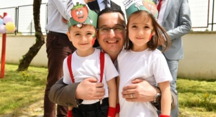 Kompostlar toplanıyor çilekler büyüyor