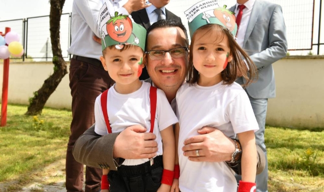 Kompostlar toplanıyor çilekler büyüyor