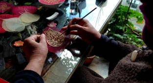 Kurumuş yaprakları sanat eserine dönüştürüyor