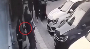 Market arabasında duran çantayı böyle çaldı