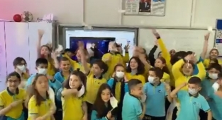 Maskeleri topluca böyle attılar