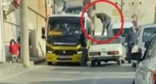 Minibüs sürücüsünü Otomobilin üzerine çıkarak tekmeledi