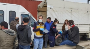 Minibüsün kamyonete çarptı: 4 yaralı