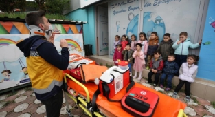Minikler ambulans çeşitleri ve hizmetlerini öğrendi