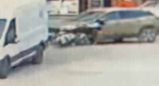Motosiklet ile jip kafa kafaya çarpıştı
