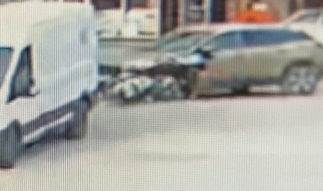Motosiklet ile jip kafa kafaya çarpıştı