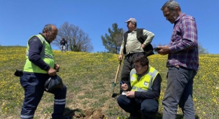 Mustafakemalpaşa Belediyesi çiftçilere bamya tohumu dağıttı