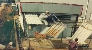 Onarım yaparken çatıdan böyle düştü