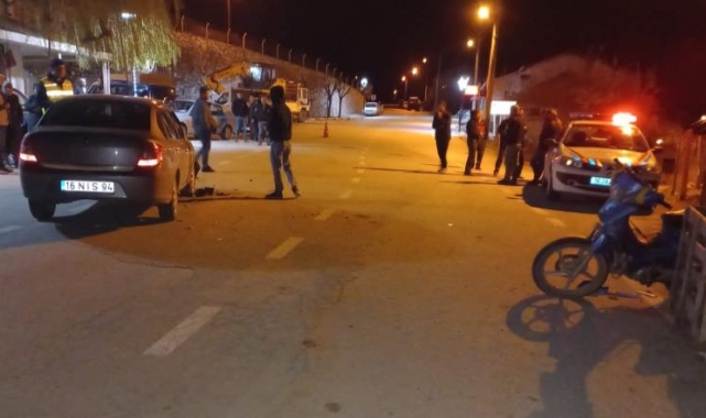 Otomobil ile motosiklet kafa kafaya çarpıştı