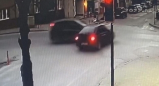 Otomobiliyle iş yerine daldı; o anlar kameraya yansıdı