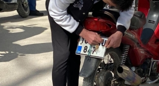 Plakasını boyayıp değiştirdi, polis ekipleri bile şaşırdı...
