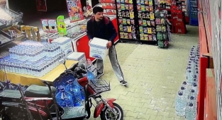 Ramazan kolisini çalan şahıs kamerada