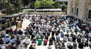 Ramazanın son cuma namazında camiler doldu taştı