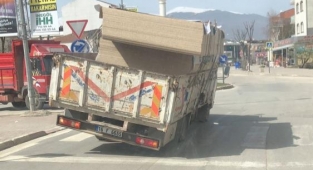 Sunta yüklü kamyonetin tehlikeli yolculuğu