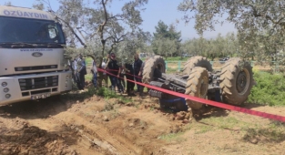 Sürücü devrilen traktörün altında can verdi