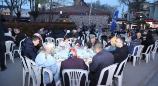 Tarihi meydan, vatandaşlarla doldu taştı