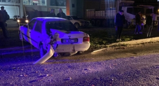 TIR, otomobilleri biçti: 3 yaralı