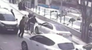 Trafikte yol boks ringine döndü