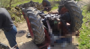 Traktör devrildi: 1 ölü, 1 yaralı