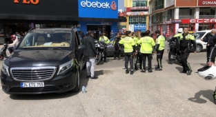 Minibüs ile trafik polisleri çarpıştı, 2 polis yaralandı
