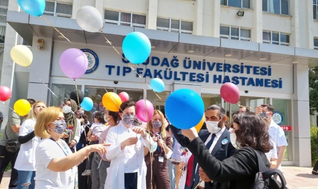 UÜ'nde balonlar hasta çocuklar için gökyüzüyle buluştu