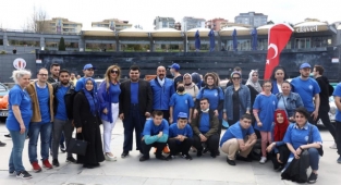 Vosvoslar otizm farkındalığı için yollarda