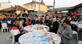 Yenişehir Belediye Başkanı Aydın'dan Roman Mahallesi'nde iftar