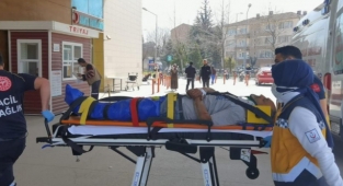 Yıkılan duvarın altında kalan işçi ağır yaralandı