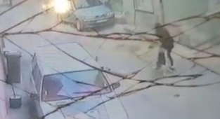 Yolda yürüyen genç kıza köpekler saldırdı