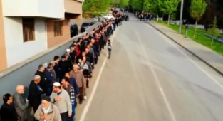 1 kilometrelik bayramlaşma kuyruğu