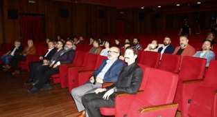 Alın teri sahne tozuna karışıyor