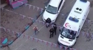 Alkollü kadın ambulansa binmemek için direndi