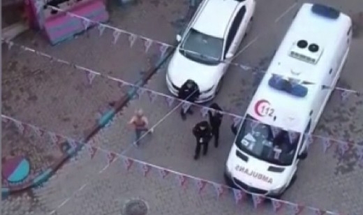 Alkollü kadın ambulansa binmemek için direndi
